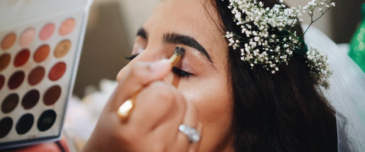 bride putting makeup on