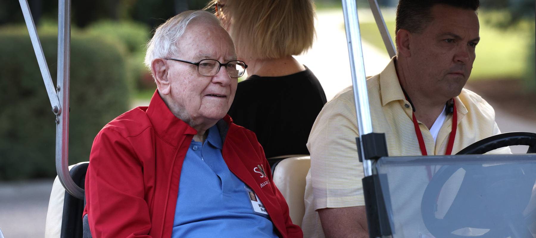 Warren Buffett qualifies for Social Security now that he's officially retired.