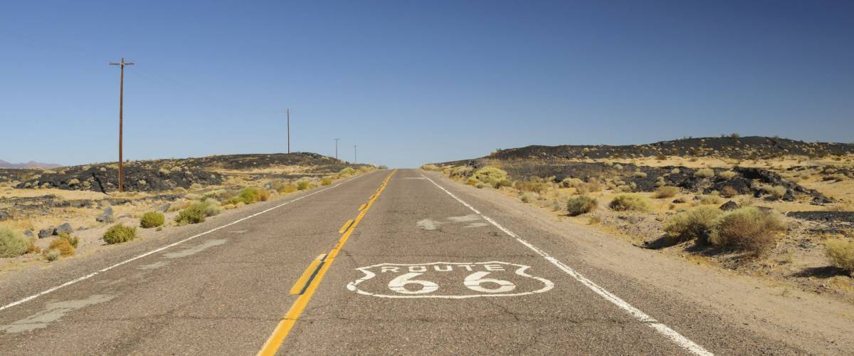 Vue depuis la voiture rouge sur la célèbre Route 66 dans le désert californien, USA