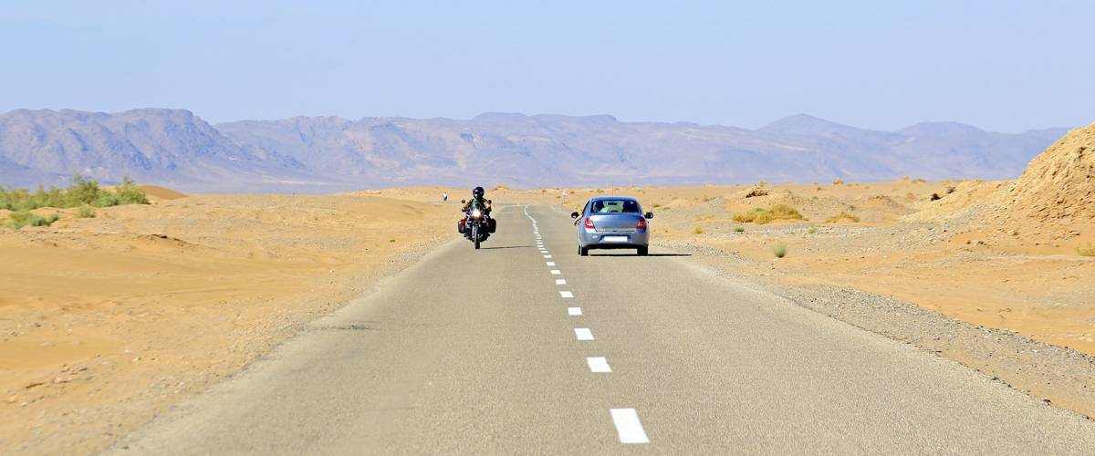 Driving through the Sahara Desert in Maroc