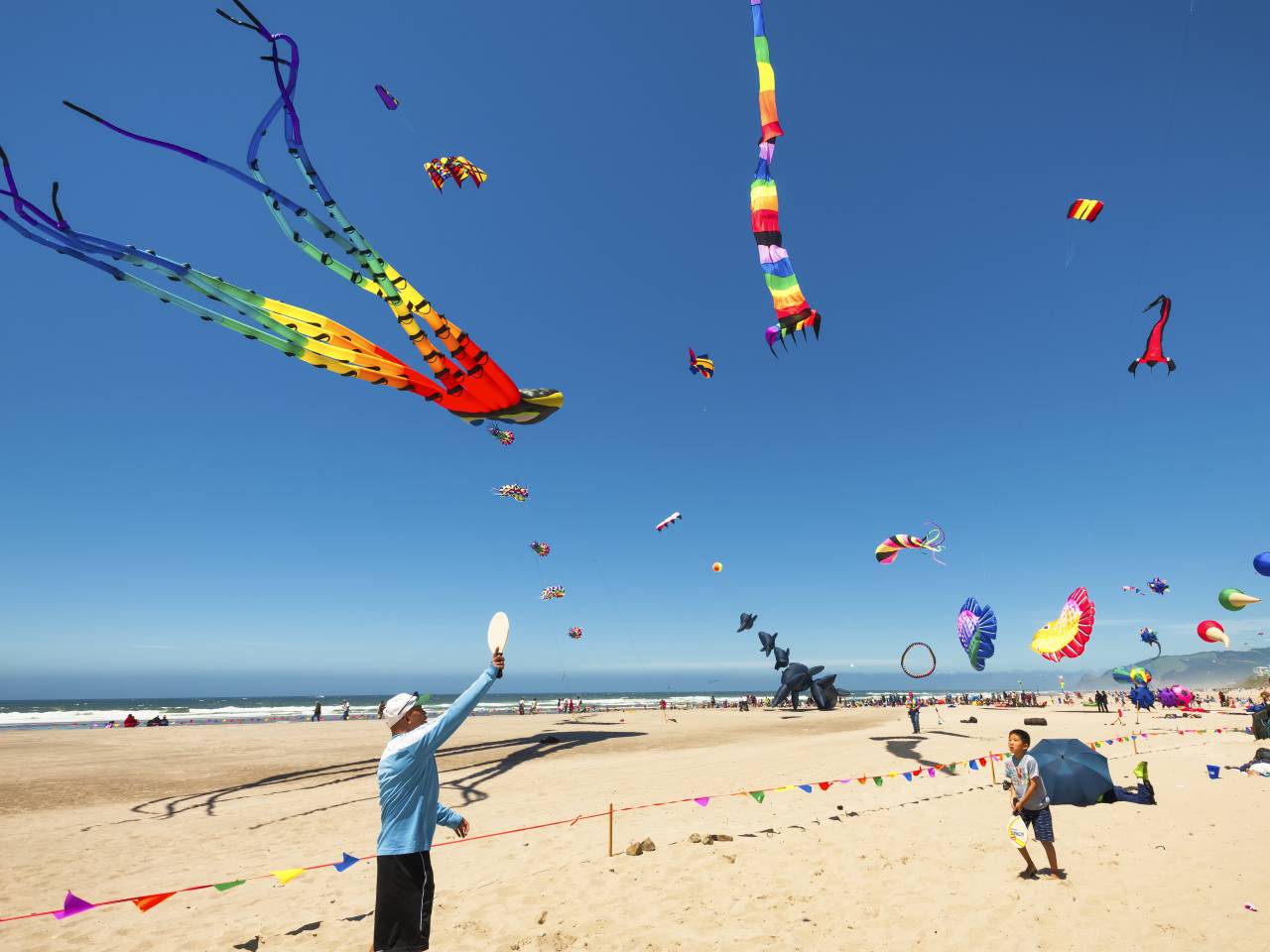 Lincoln Beach, Oregon - families flying kites