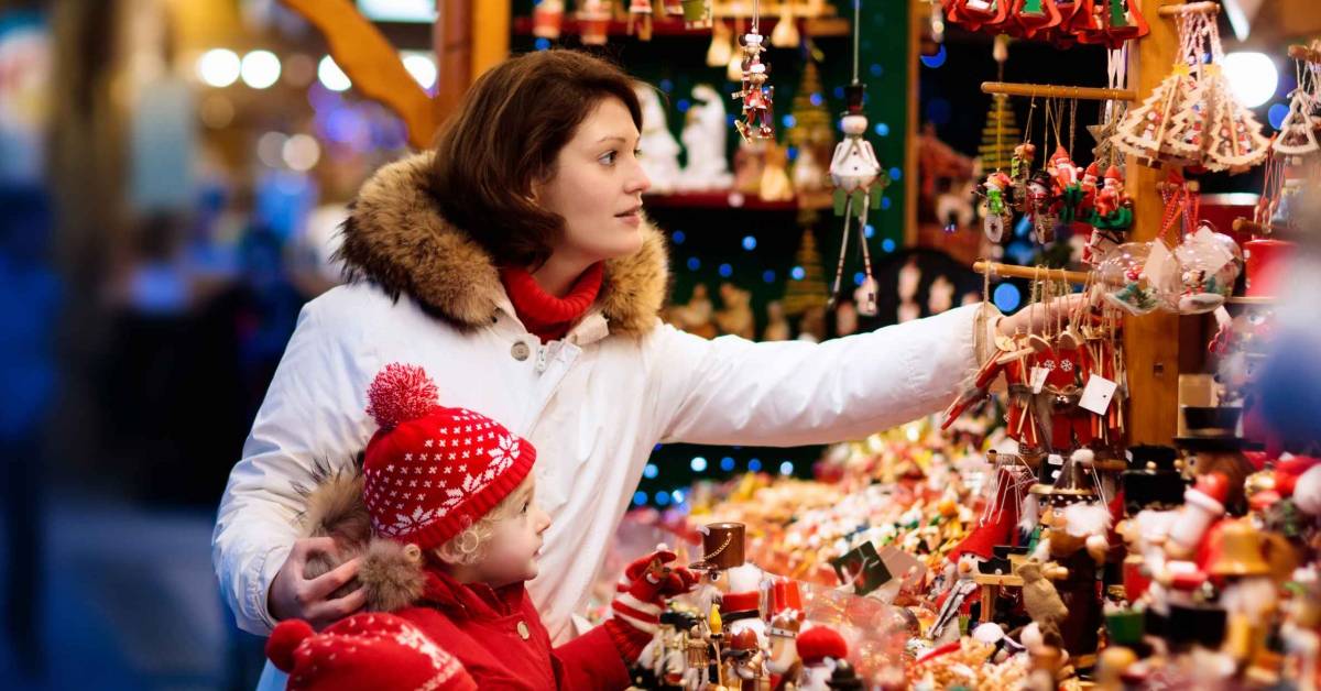 Маркете новогодний. Новогодняя суета. Новогодний Маркет в Цветном. Предновогодняя суета. Новогодние картинки.