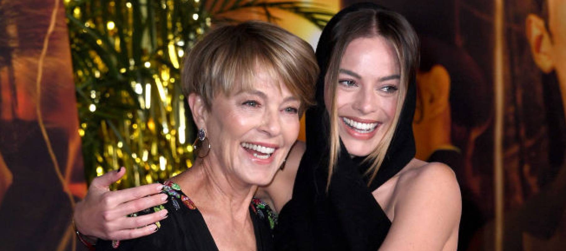Margot Robbie poses hugging her mom at a movie premiere.