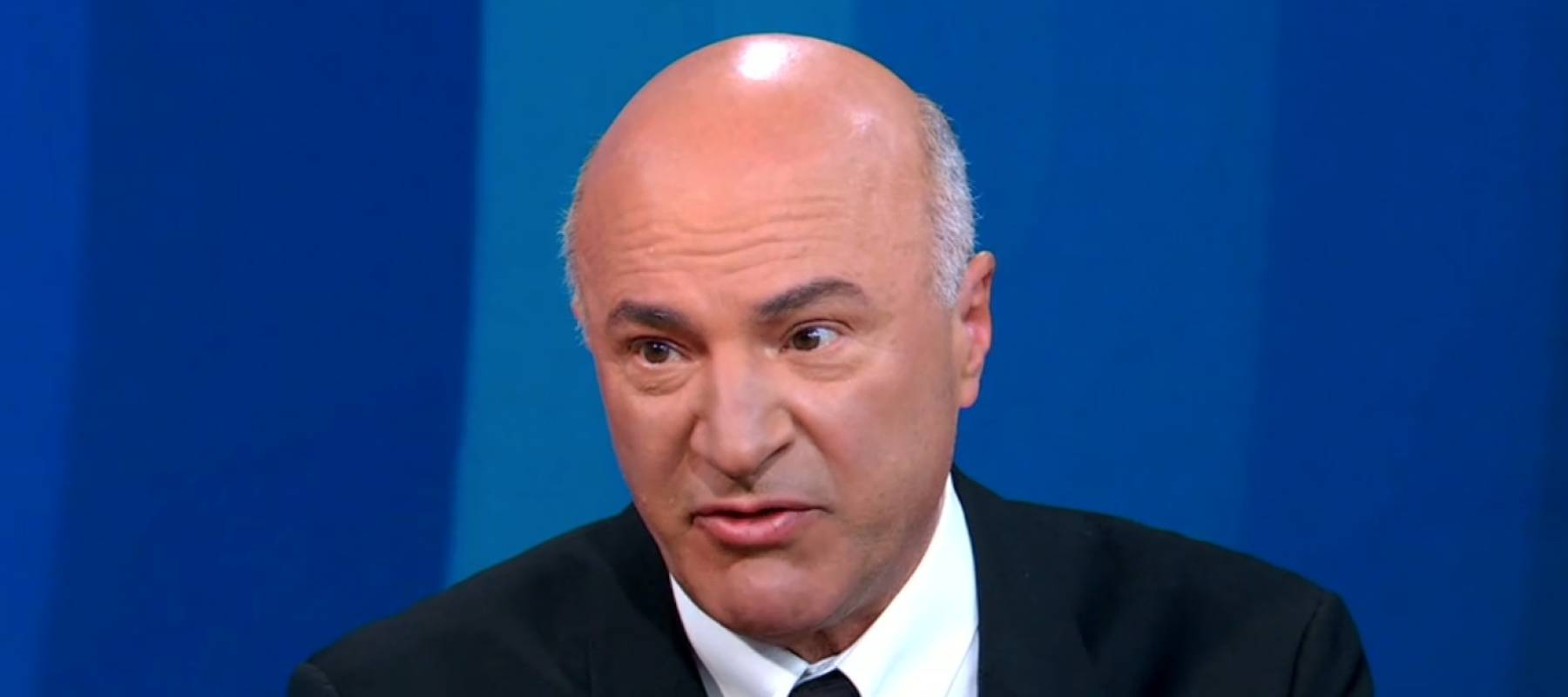 Kevin O'Leary on the set of Good Morning America making a disapproving face.