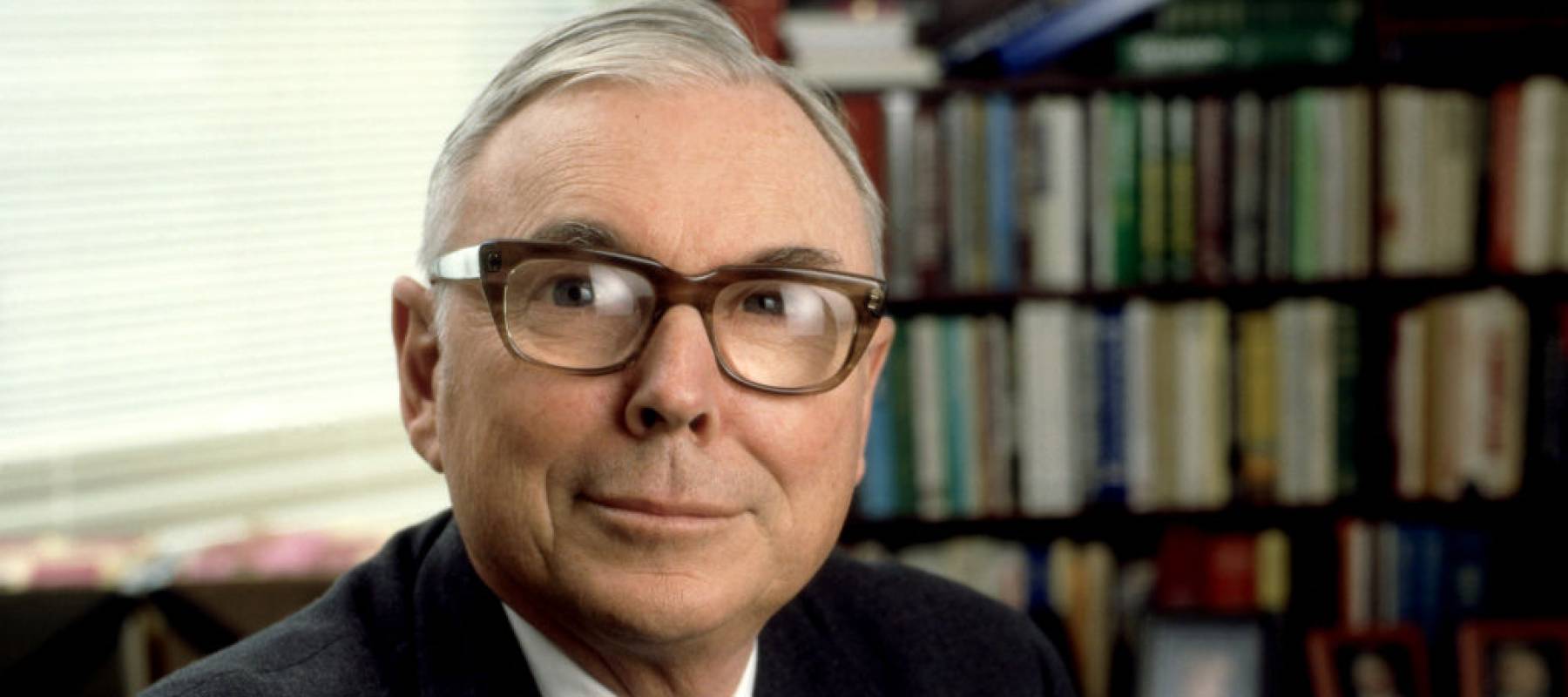 A much younger American billionaire investor Charles Munger poses for a portrait with his arms folded in 1988.