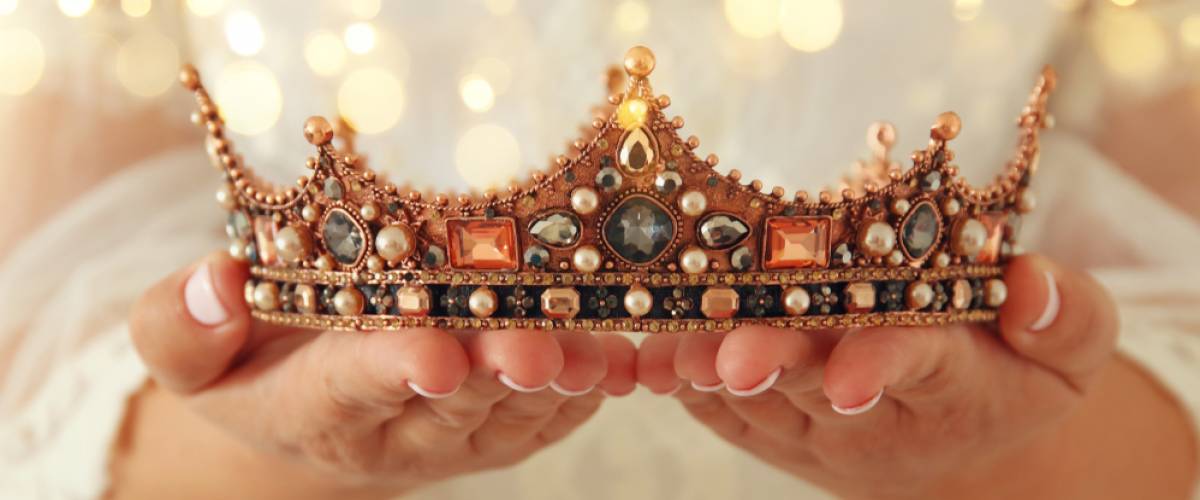 Close up of bride holding crown