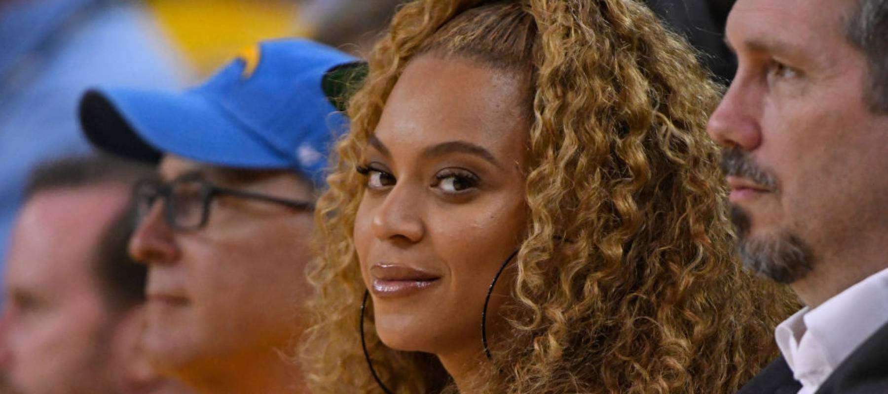 eyonce sits in the audience as the Golden State Warriors play the New Orleans Pelicans.