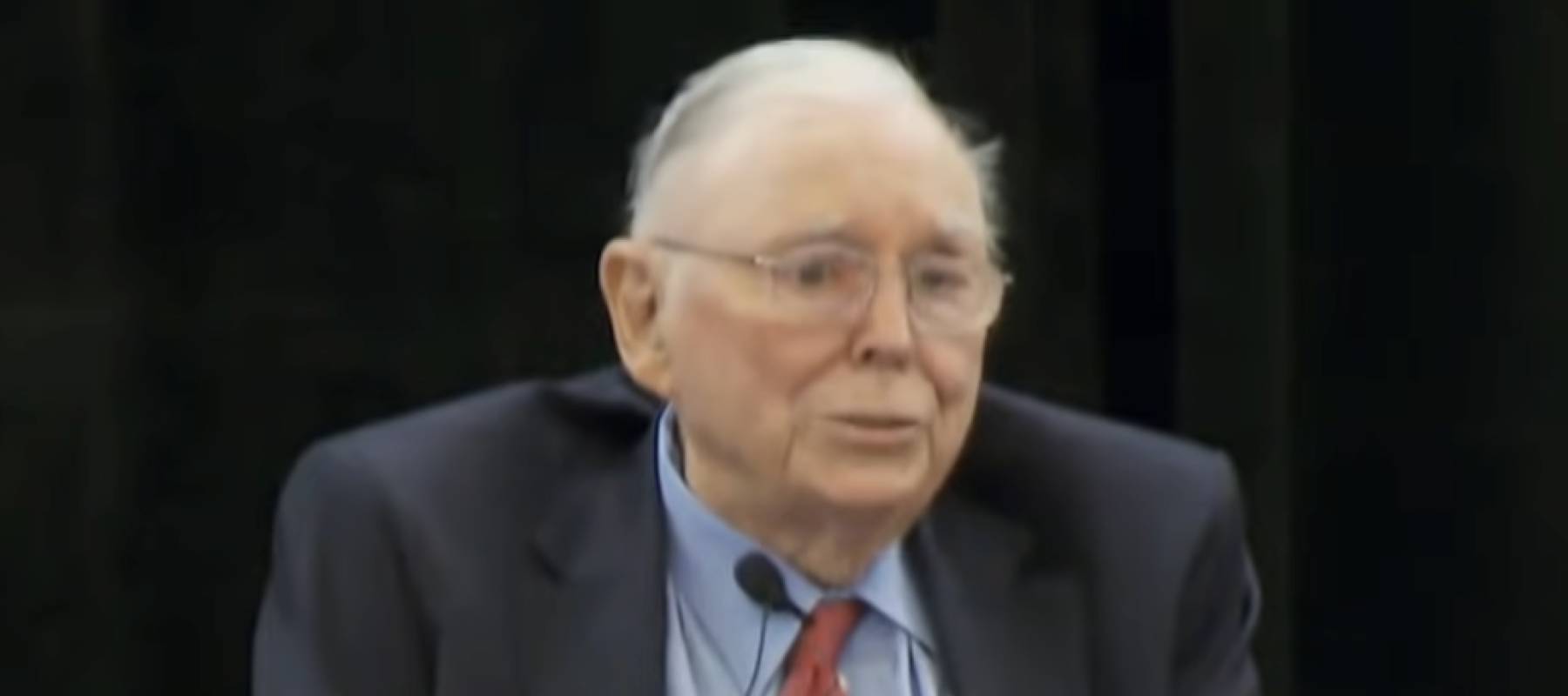 Charlie Munger speaks to Berkshire shareholders in 2019.