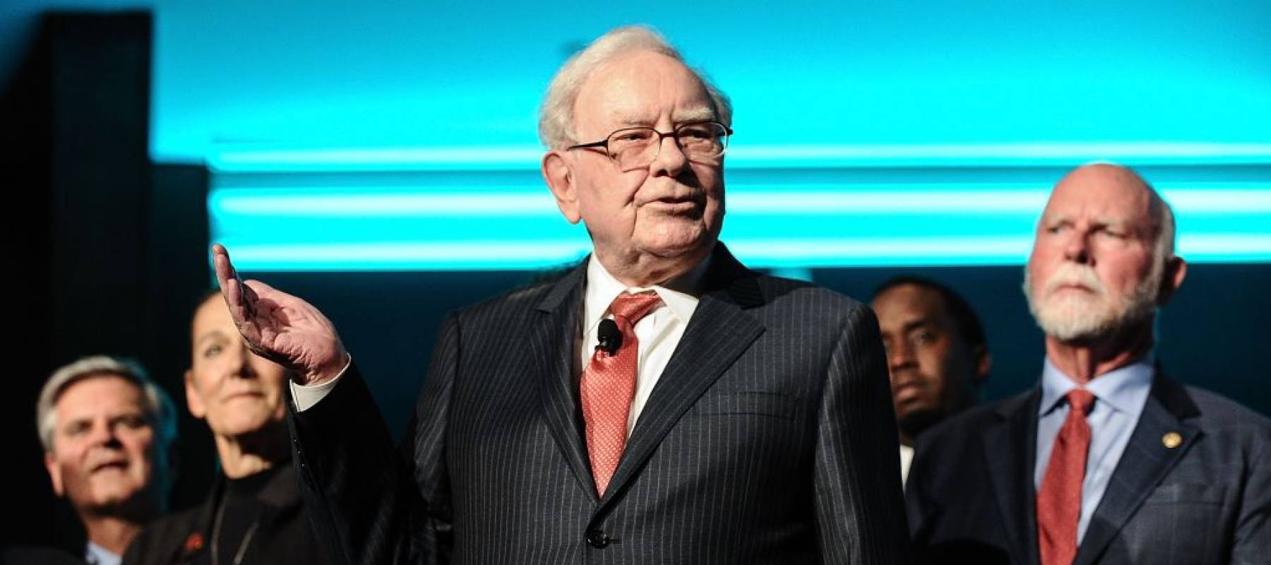 hilanthropist Warren Buffett (C) is joined onstage by 24 other philanthropist and influential business people featured on the Forbes list of 100 Greatest Business Minds
