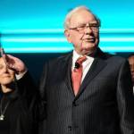 hilanthropist Warren Buffett (C) is joined onstage by 24 other philanthropist and influential business people featured on the Forbes list of 100 Greatest Business Minds
