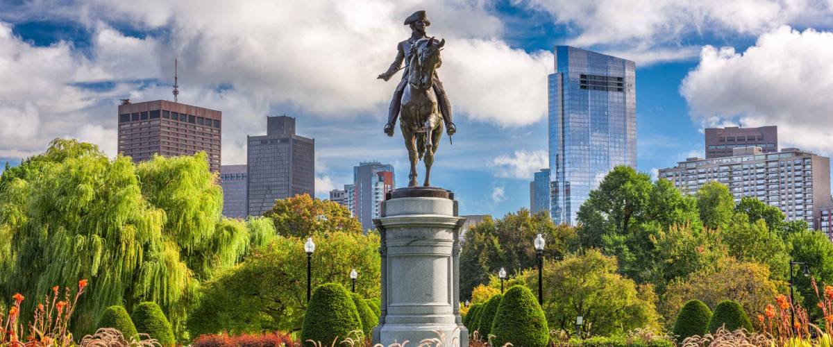 Monumento a George Washington en el jardín público de Boston, Massachusetts.