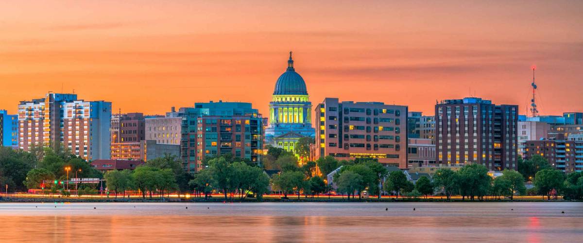 Madison, Wisconsin, EE.UU. horizonte del centro al atardecer en el lago Monona.