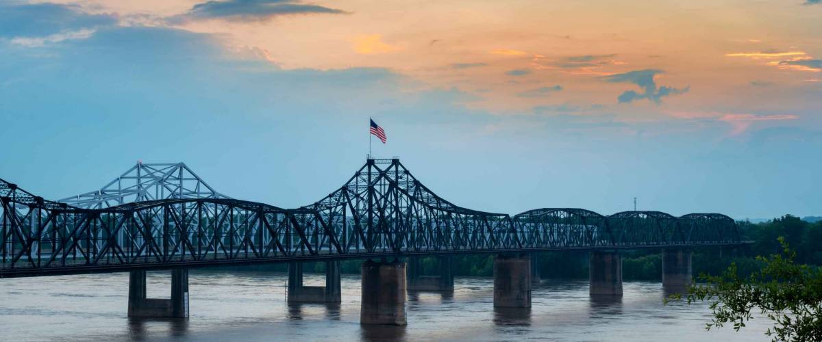 Vista del puente de Vicksburg sobre el río Mississippi al atardecer