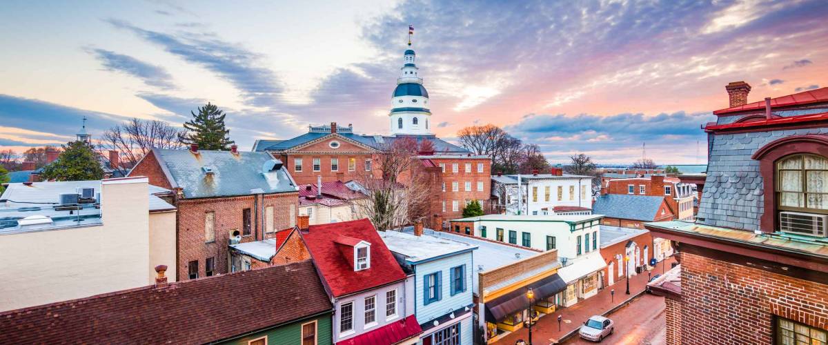 Annapolis, Maryland, EE.UU. vista del centro de la calle principal con la Casa del Estado.