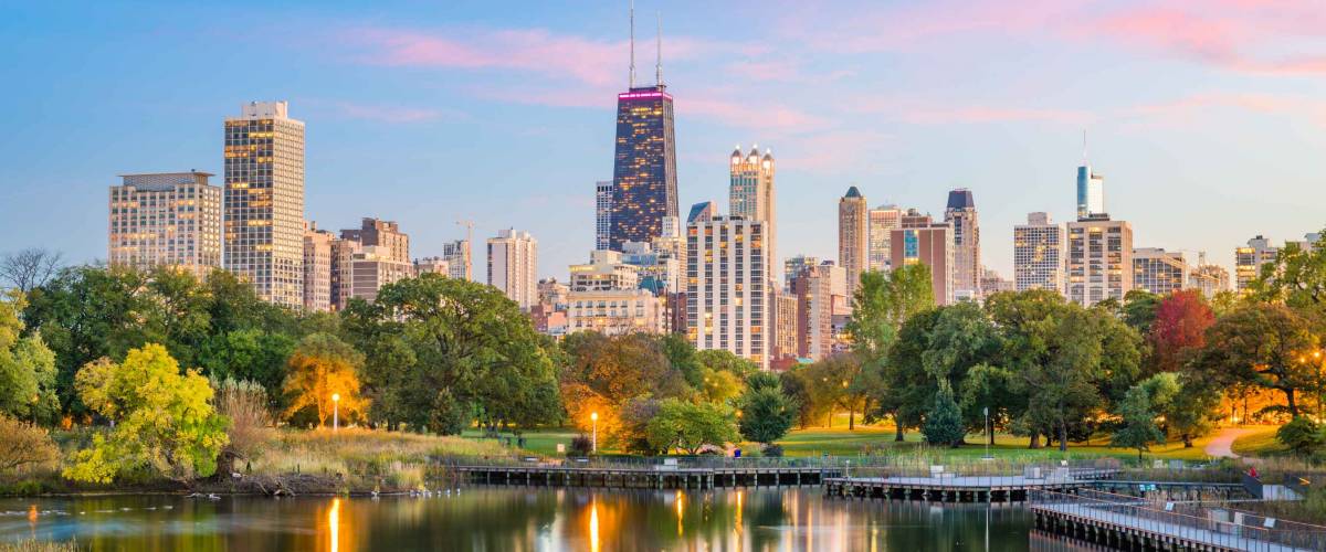 Chicago, Illinois, EE.UU. horizonte del centro de Lincoln Park en el crepúsculo.