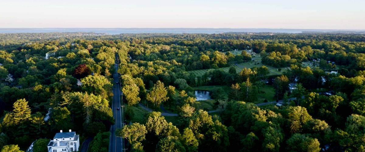 Drone aéreo derribado por North Street en Greenwich, Connecticut, mirando hacia el sonido de Long Island