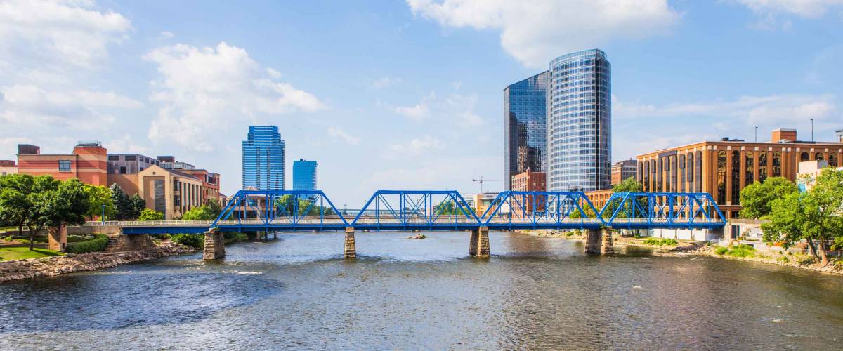 Vista del centro de Grand Rapids Michigan desde el Grand River