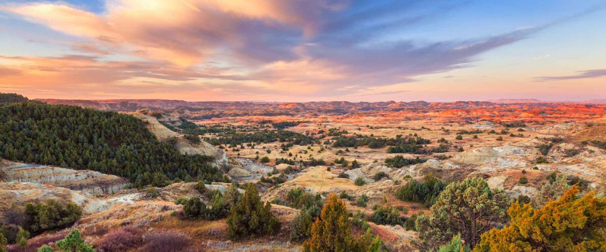 Salida del sol sobre el Parque Nacional Theodore Roosevelt, Dakota del Norte