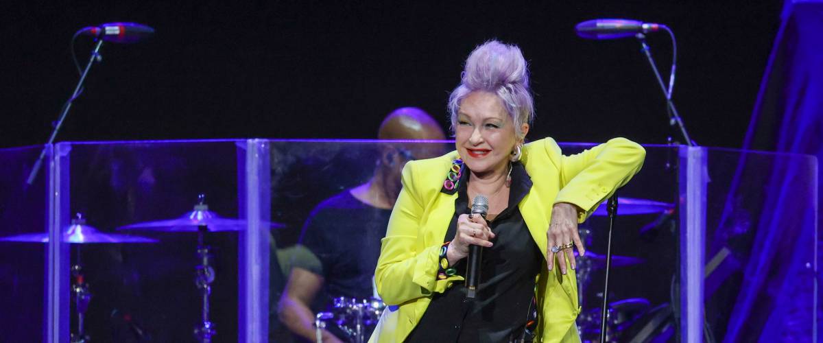 Rod Stewart & Cyndi Lauper Perform In Auckland