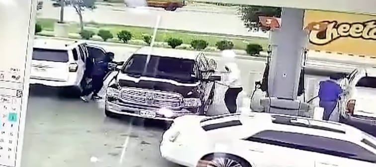 Two thieves commit a jugging robbery outside a convenience store in Houston, Texas, in late April 2025.