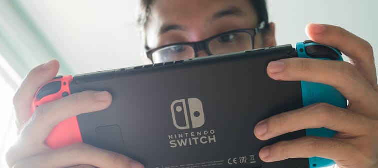 Man plays on a Nintendo Switch