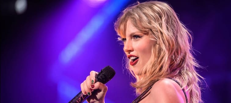 Taylor Swift performing