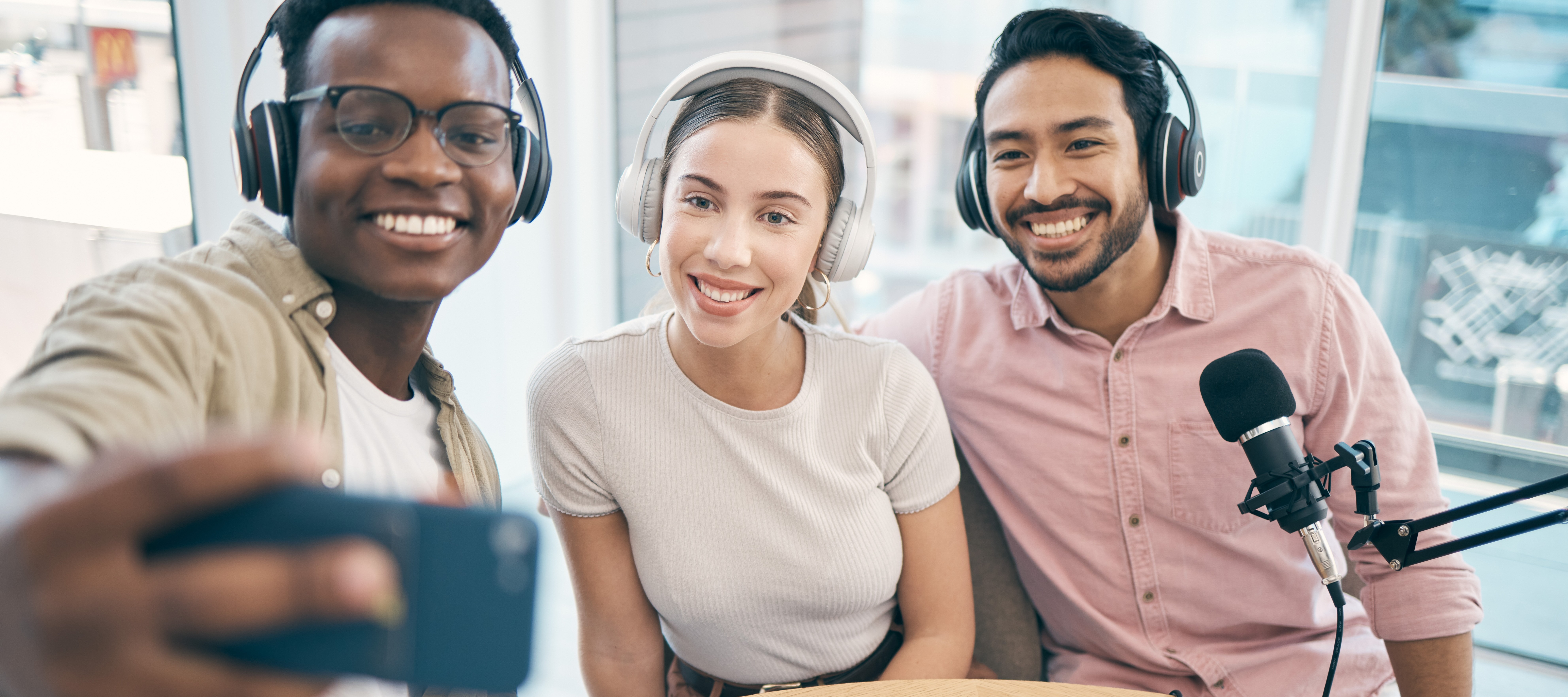 3 young finfluencers taking a selfie while recoding a podcast