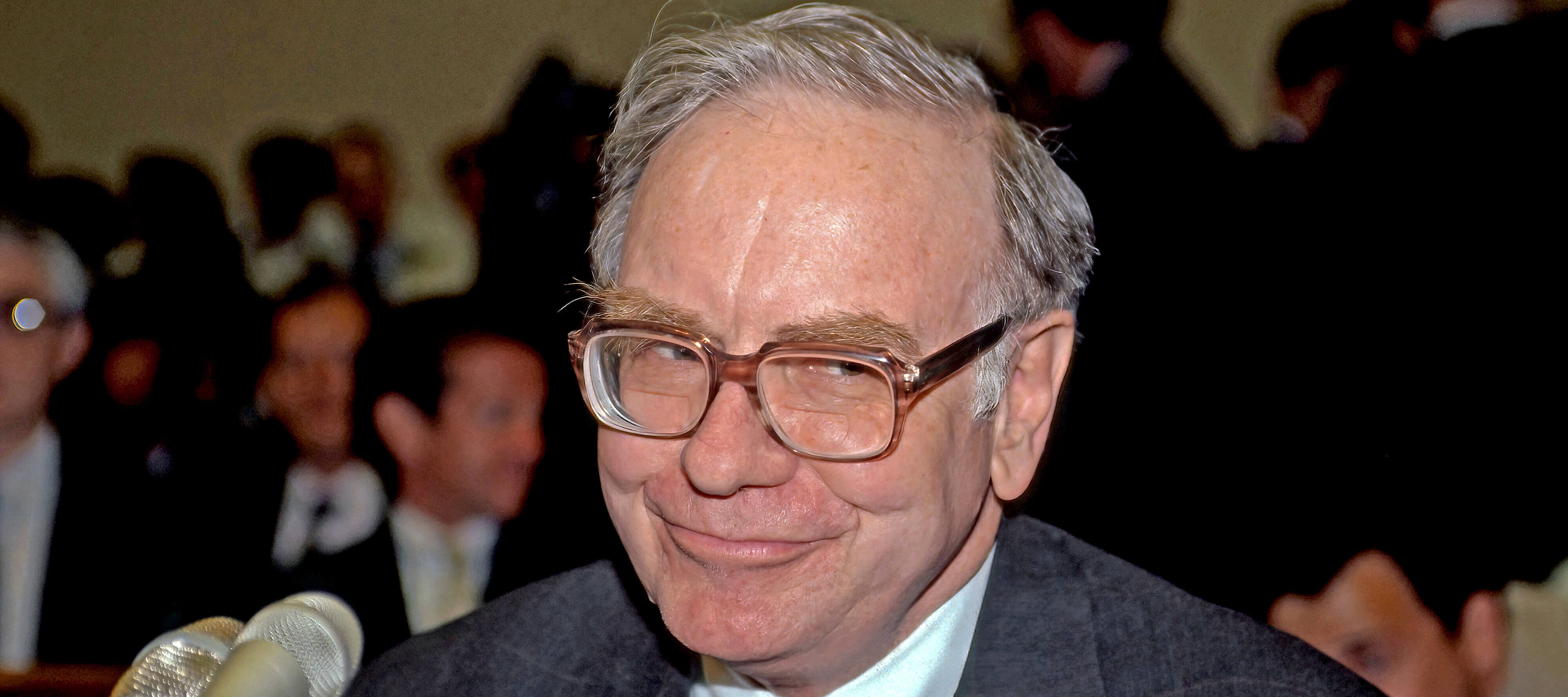 Warren Buffet testifies before the House subcommittee on the Salomon brothers scandal. 1991.