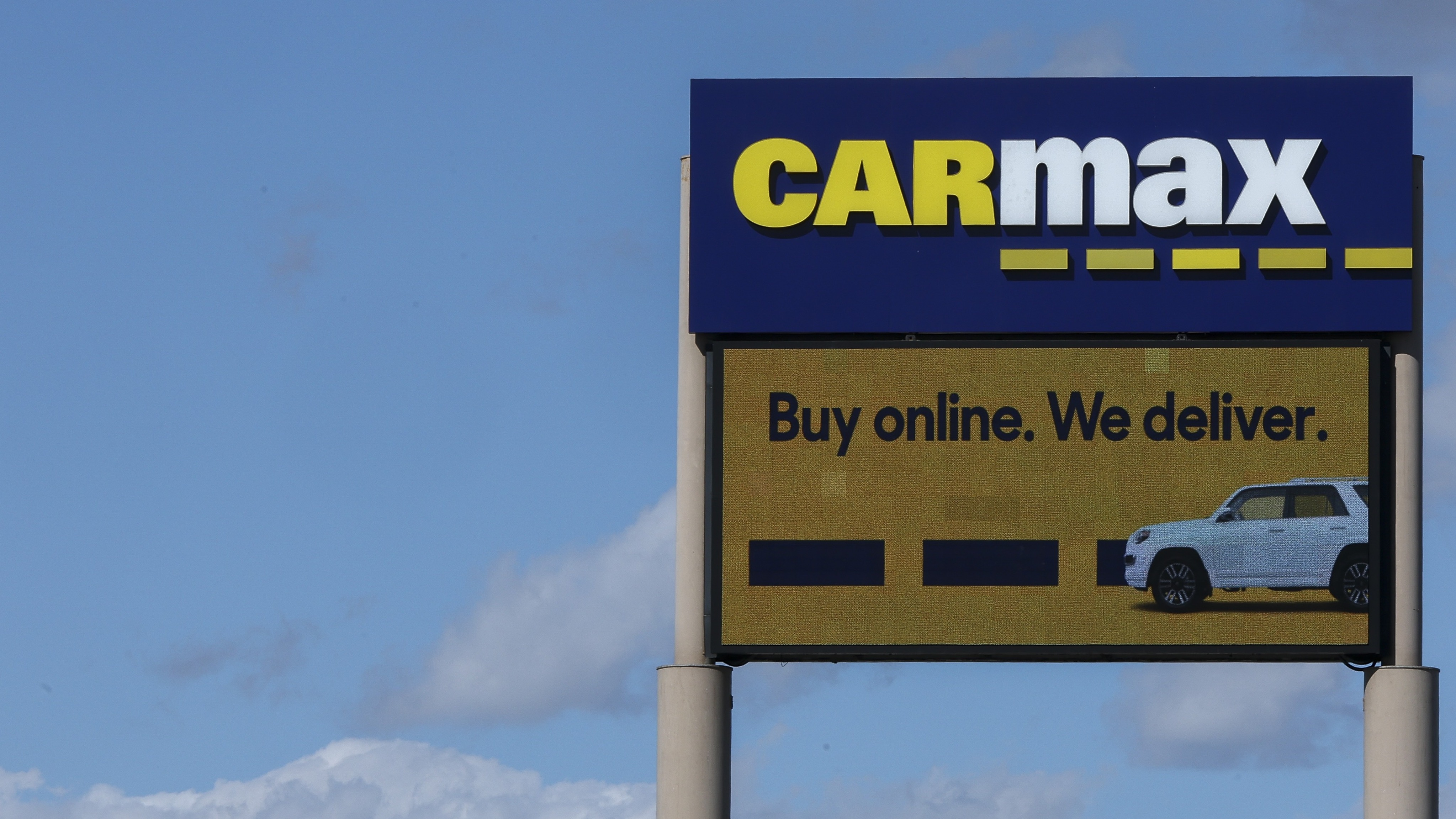 CarMax loses $121 million after cutting prices