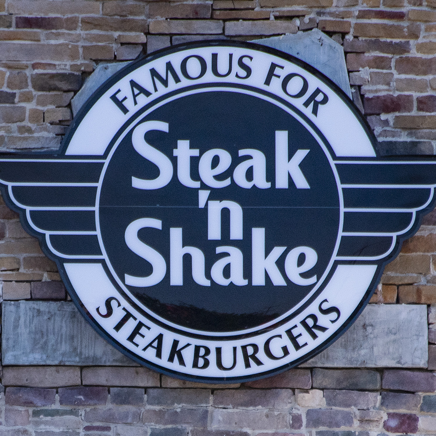 Steak 'n Shake storefront logo.