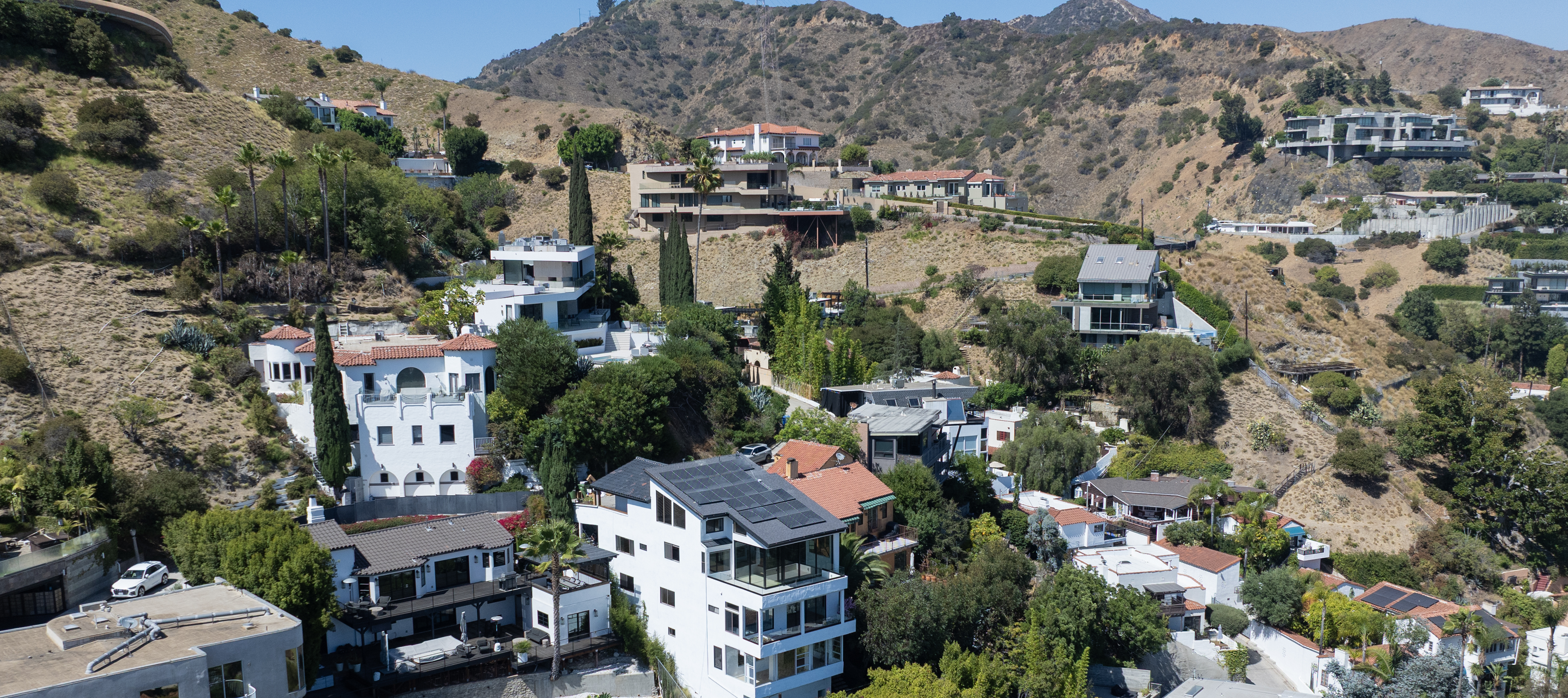 Houses nestled in the hills of the southern California coast.