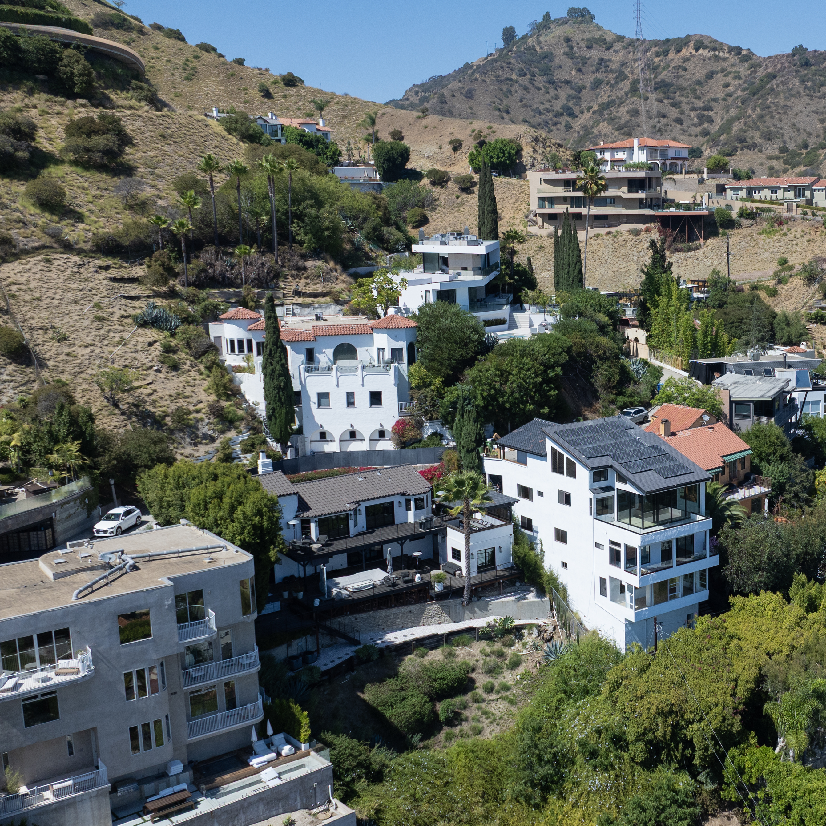 Houses nestled in the hills of the southern California coast.