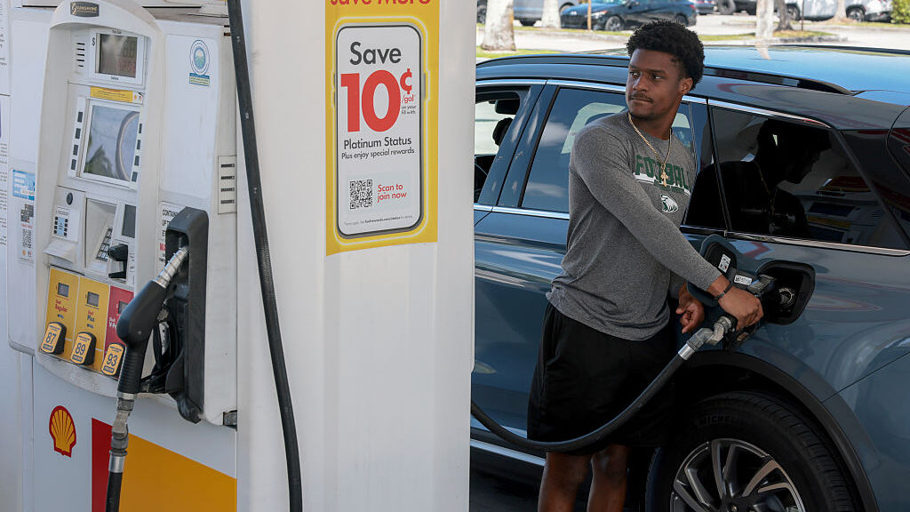Midwest gas prices spike in Trump states - moneywise.com image