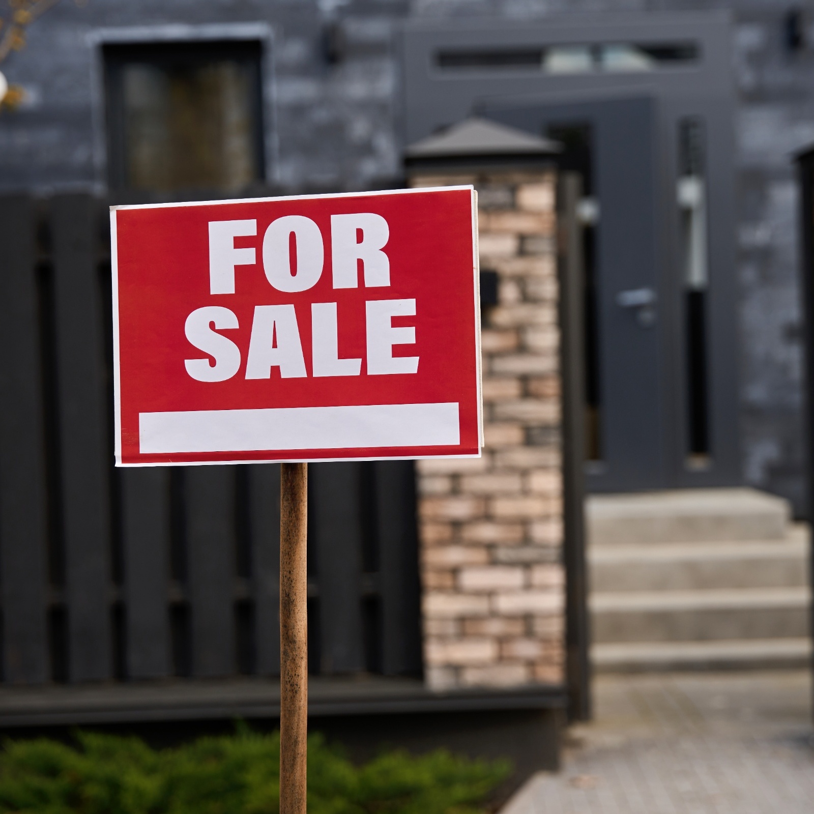 A split image of Dave Ramsey and a house for sale