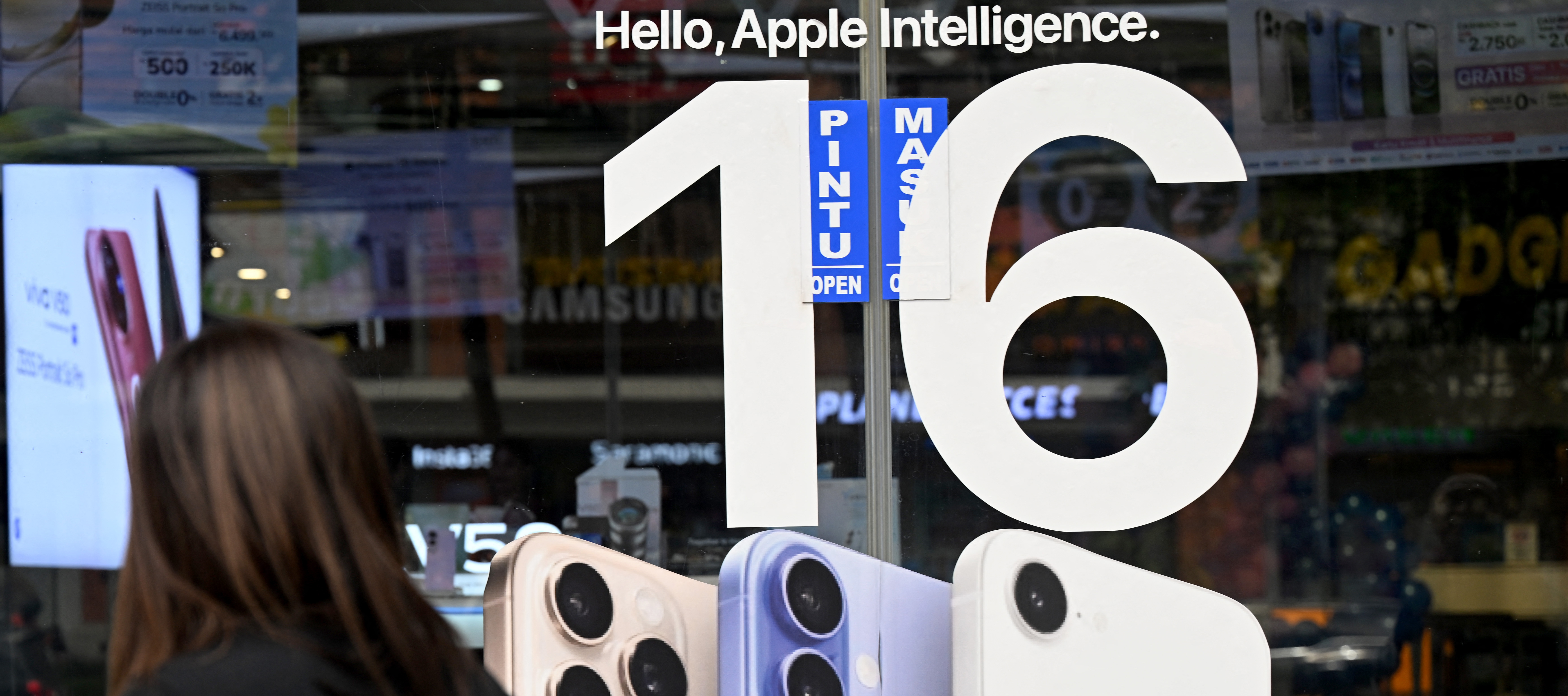 Apple intelligence marketed to customer via Apple store window display.