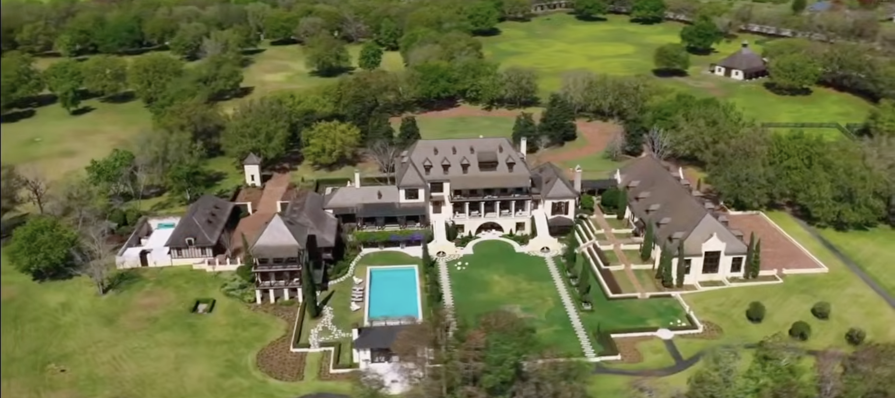An overhead shot Thonotosassa estate by drone.