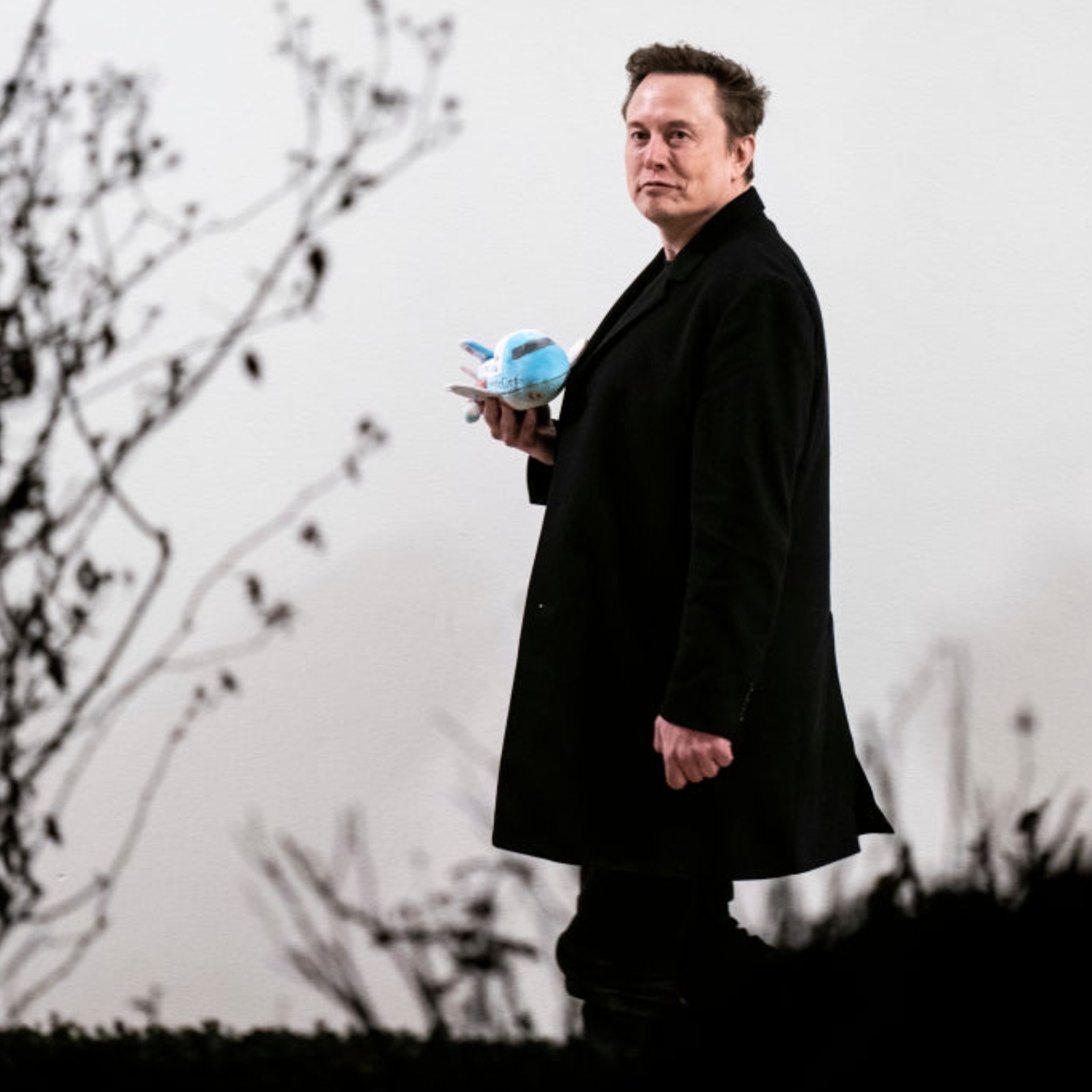 Photo of Elon Musk and a self-driving taxi