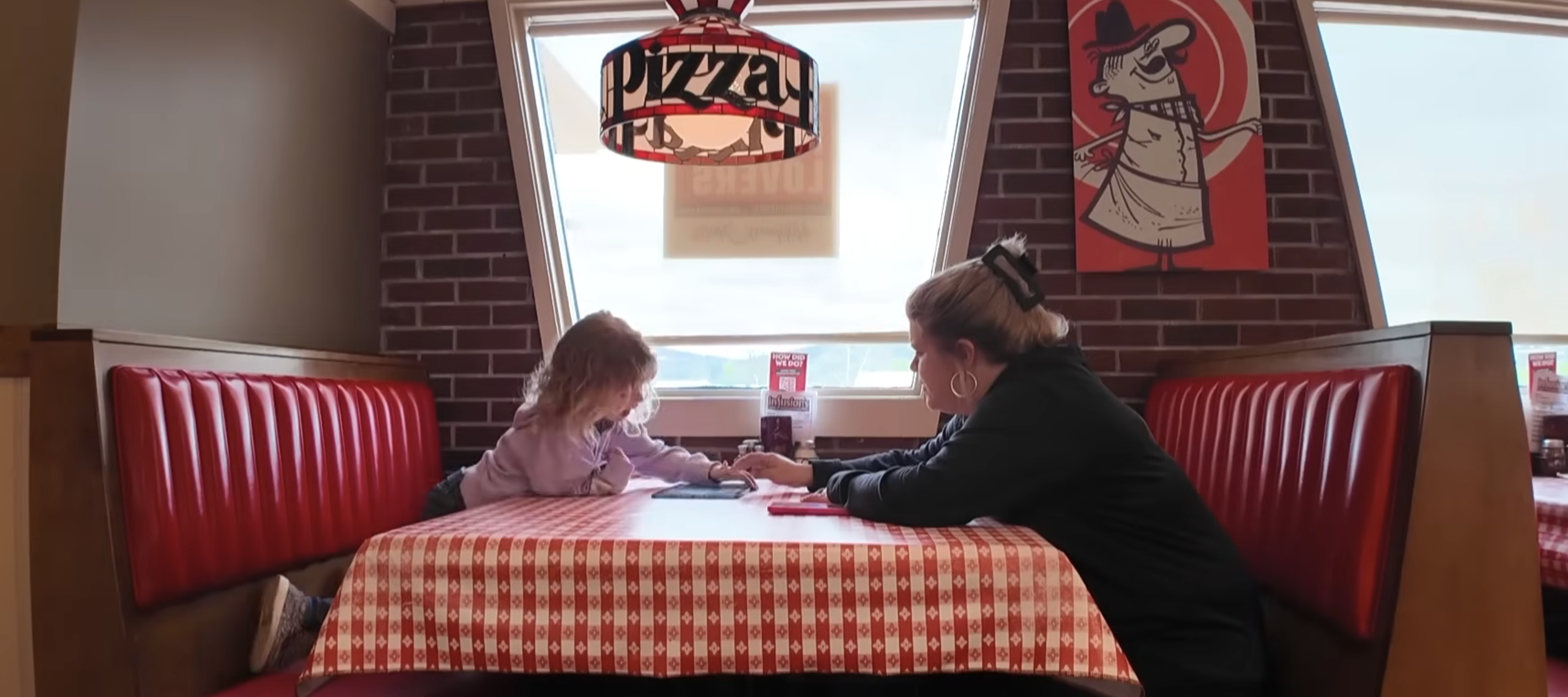 Diners at a Pennsylvania Pizza Hut Classics location are enjoying the nostalgic charm.