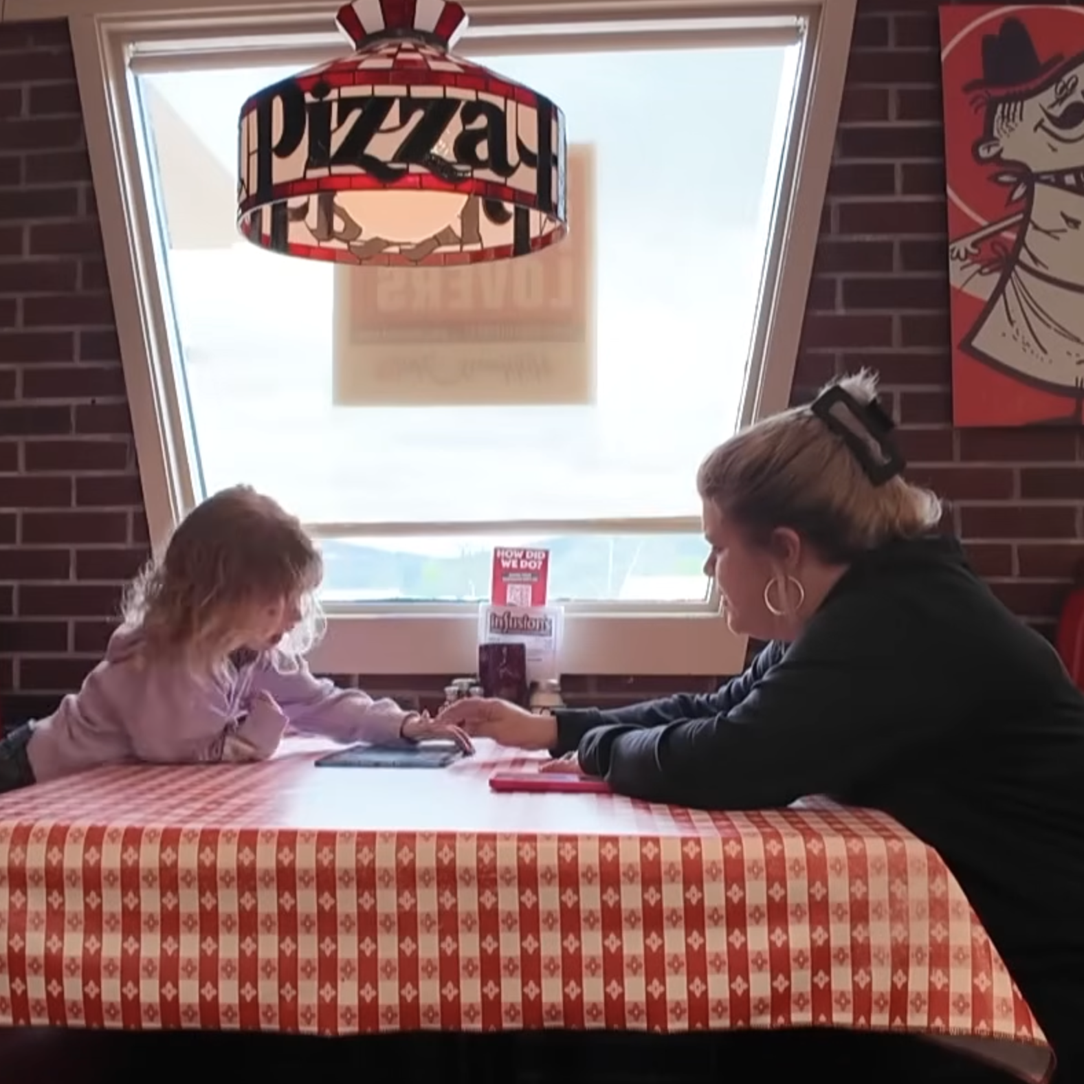 Diners at a Pennsylvania Pizza Hut Classics location are enjoying the nostalgic charm.