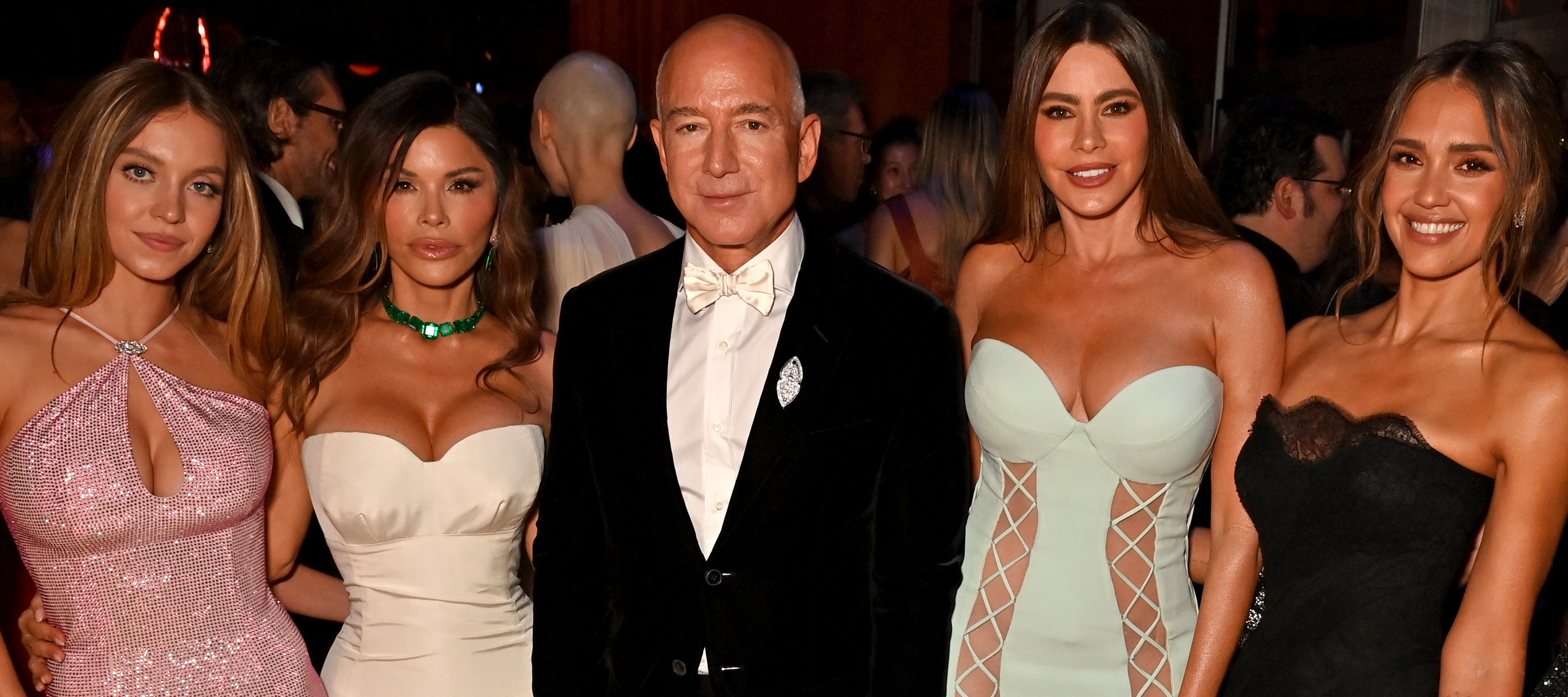 Jeff Bezos attends the Vanity Fair Oscar party in a slim-fitting black suit, flanked by Lauren Sánchez and Sofía Vergara.