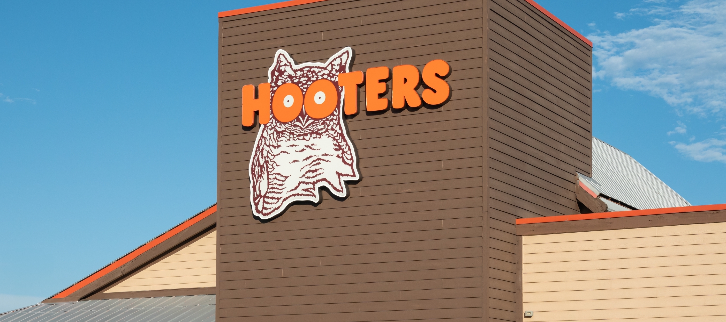 Exterior of Hooters restaurant