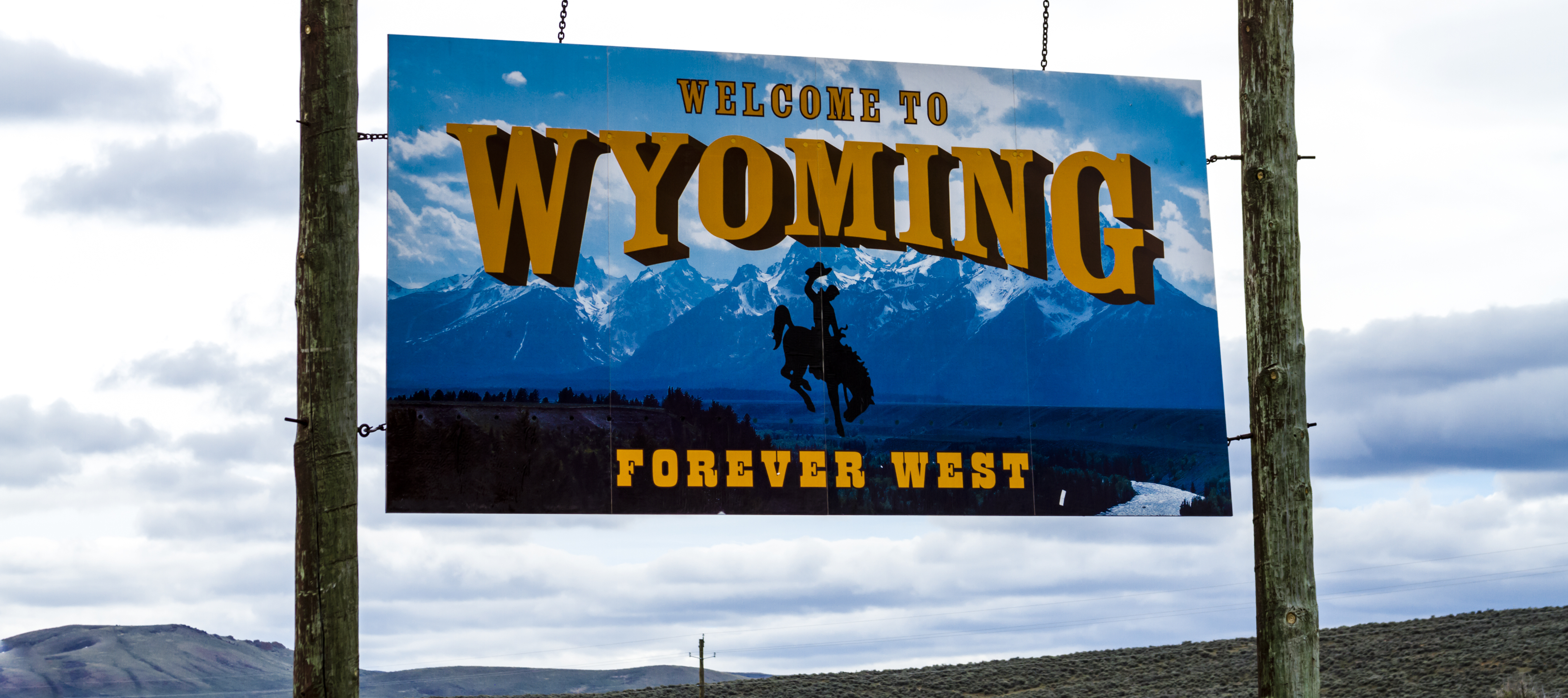A sign welcoming visitors to Wyoming.