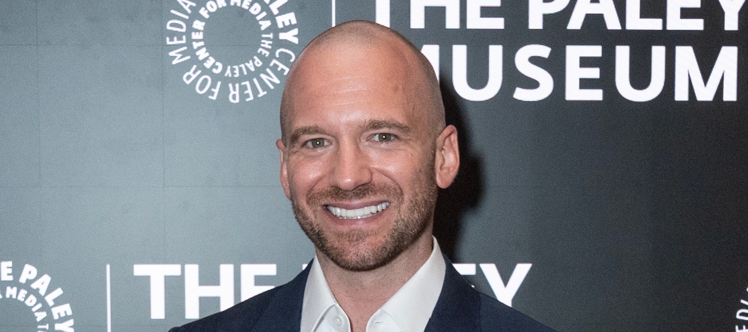 Sean Evans smiling at the camera on a red carpet