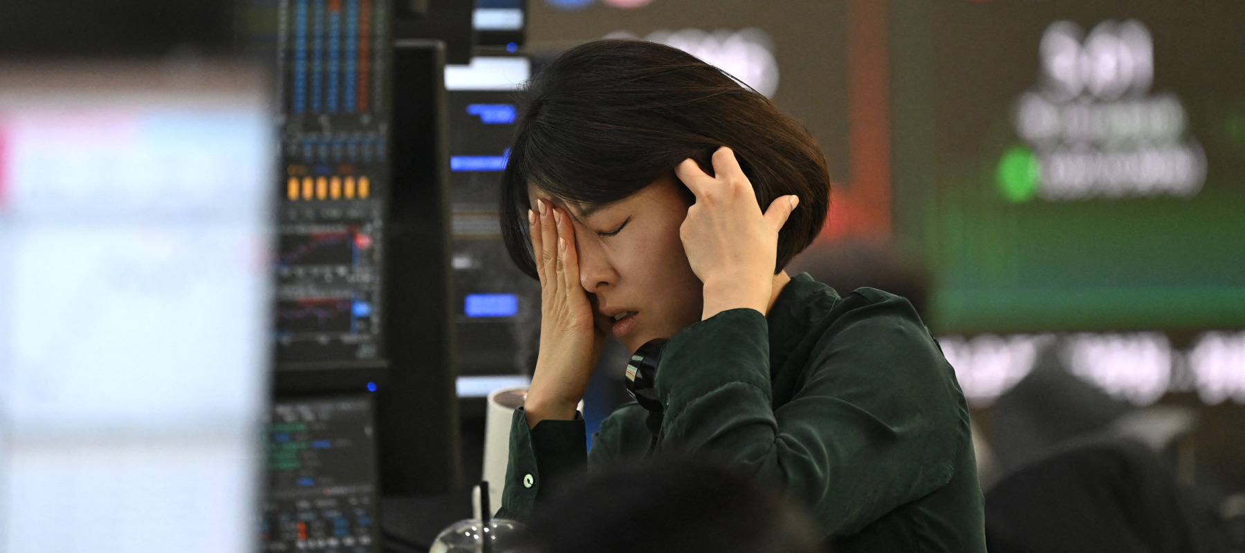 A currency dealer reacts as she monitors exchange rates as the South Korean stock exchange tumbles in fear of an AI bubble pop.
