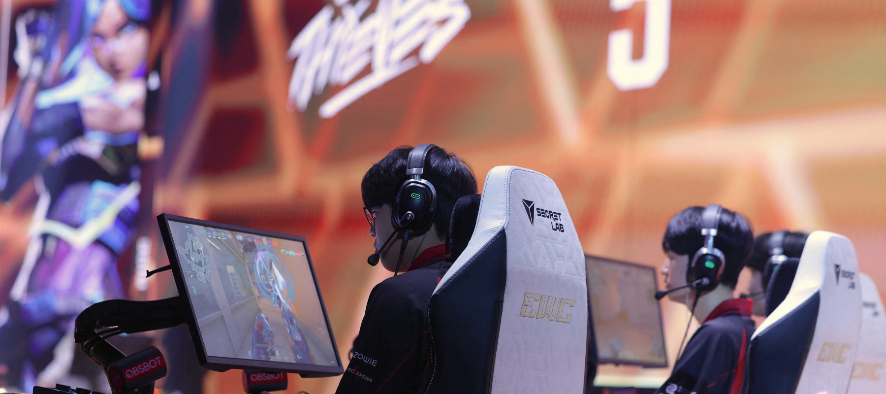 Gamers play 100 Thieves on their computer consoles.