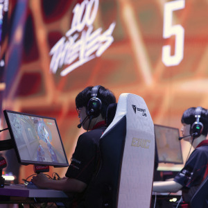 Gamers play 100 Thieves on their computer consoles.