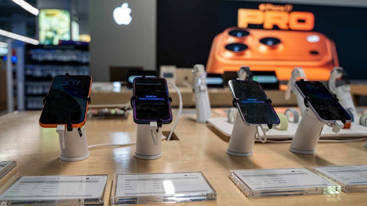 You can now lease an iPhone, but does it make sense for the average American? We...