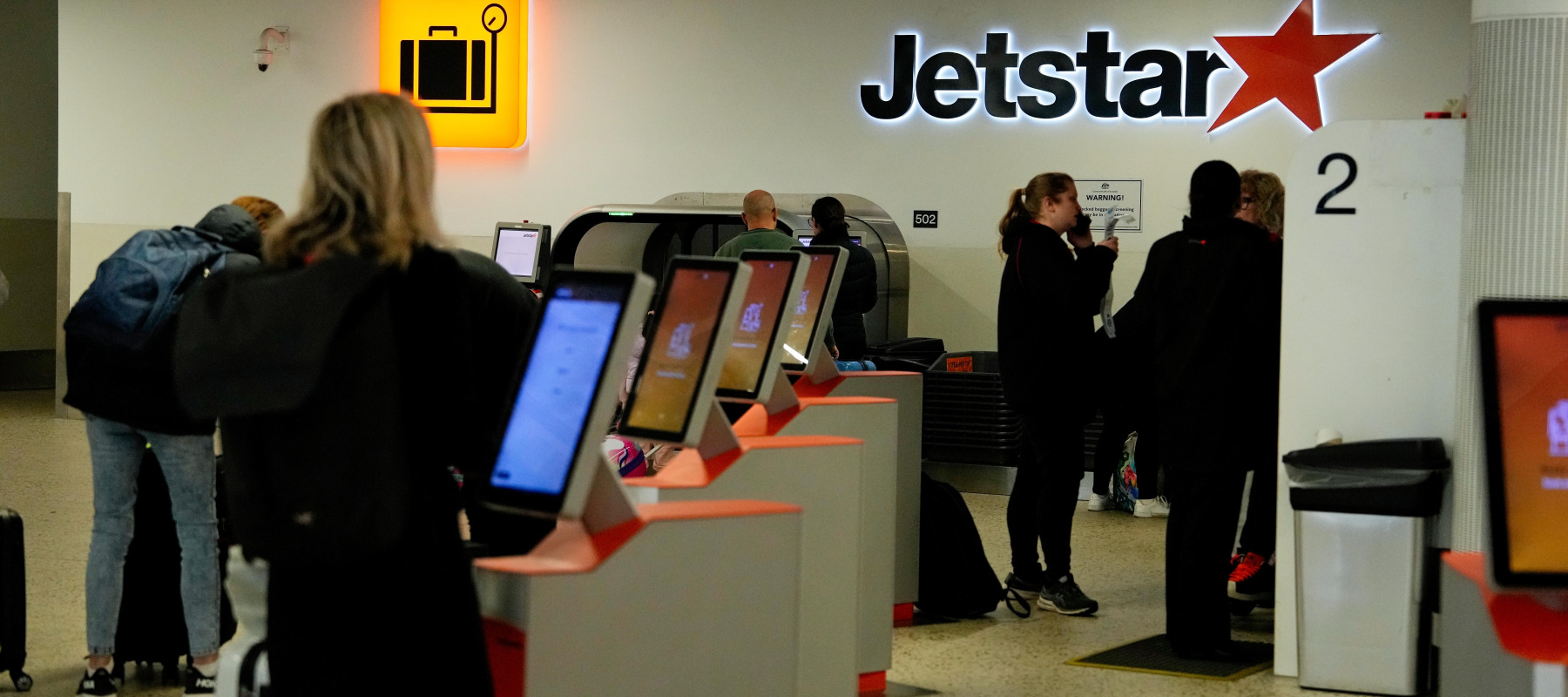 People lined up at Jetstar airport booth