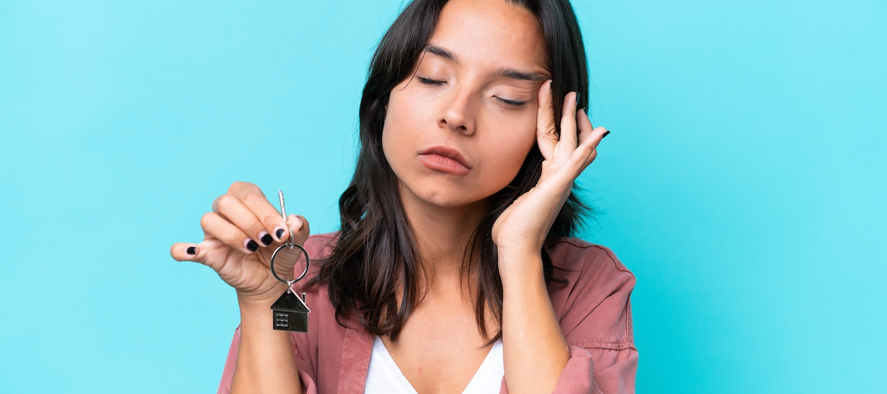Stressed woman holding her house keys.