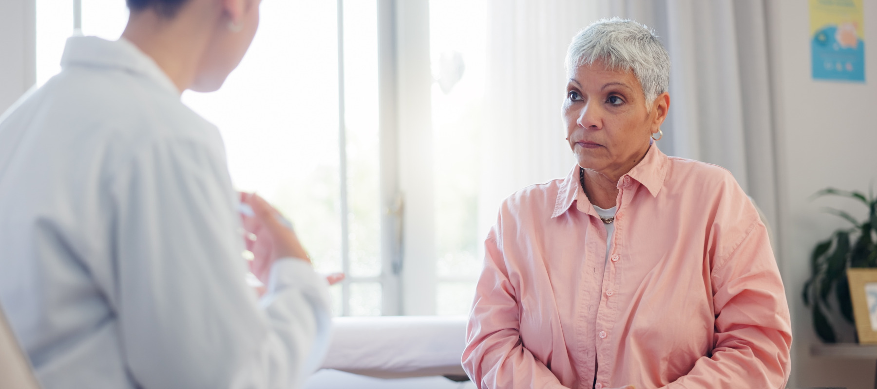 An older woman meets with her doctor.